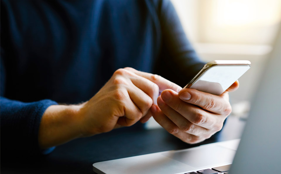 スマートフォンで電話をかける人の手元