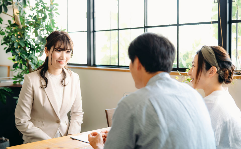 スタッフと葬儀の打ち合わせをする家族