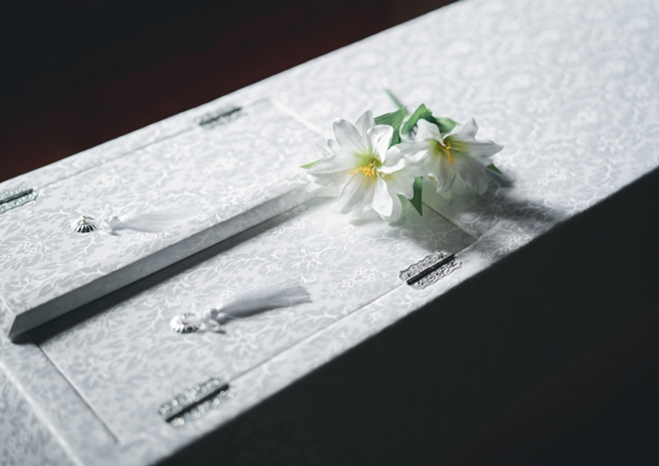 棺の上に手向けられた白い花