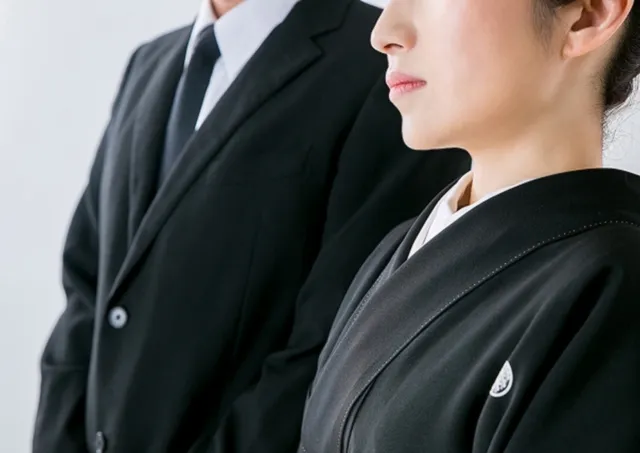 喪服を着た男女