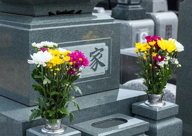生花が供えられたお墓