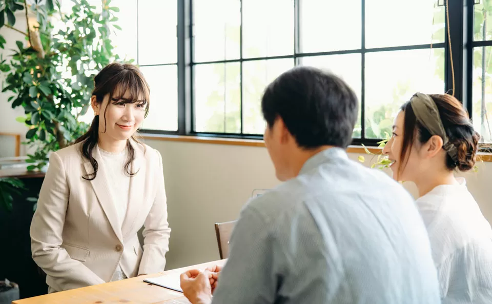 スタッフと葬儀の打ち合わせをする家族