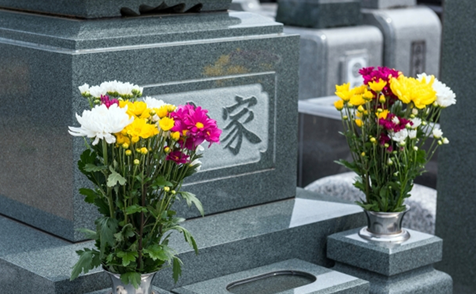 生花が供えられたお墓